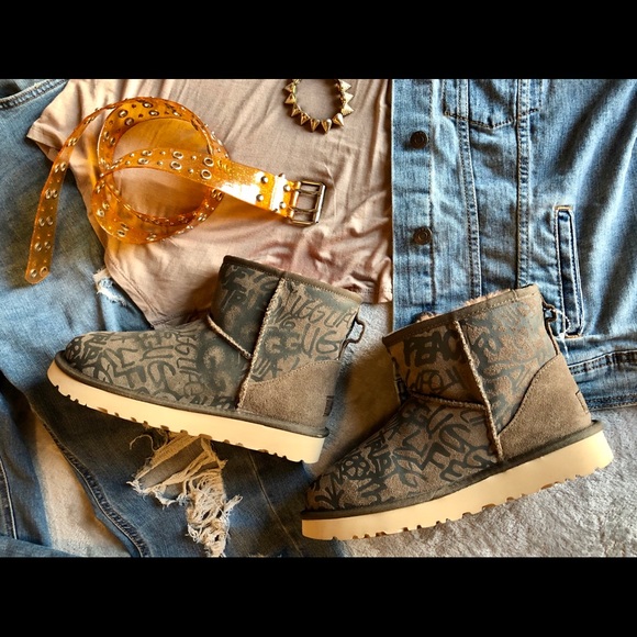 UGG Size 7 Mini Boot Graffiti UGG Orange/Tan/Brown - Picture 1 of 16